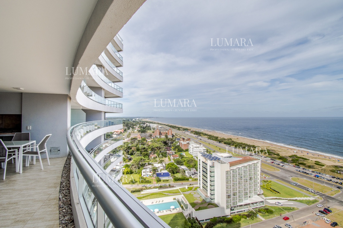Apartamento ID.2467 - Apartamento de 3 Dormitorios + Dependencia y Parrillero en Frente a Playa Brava, Punta del Este