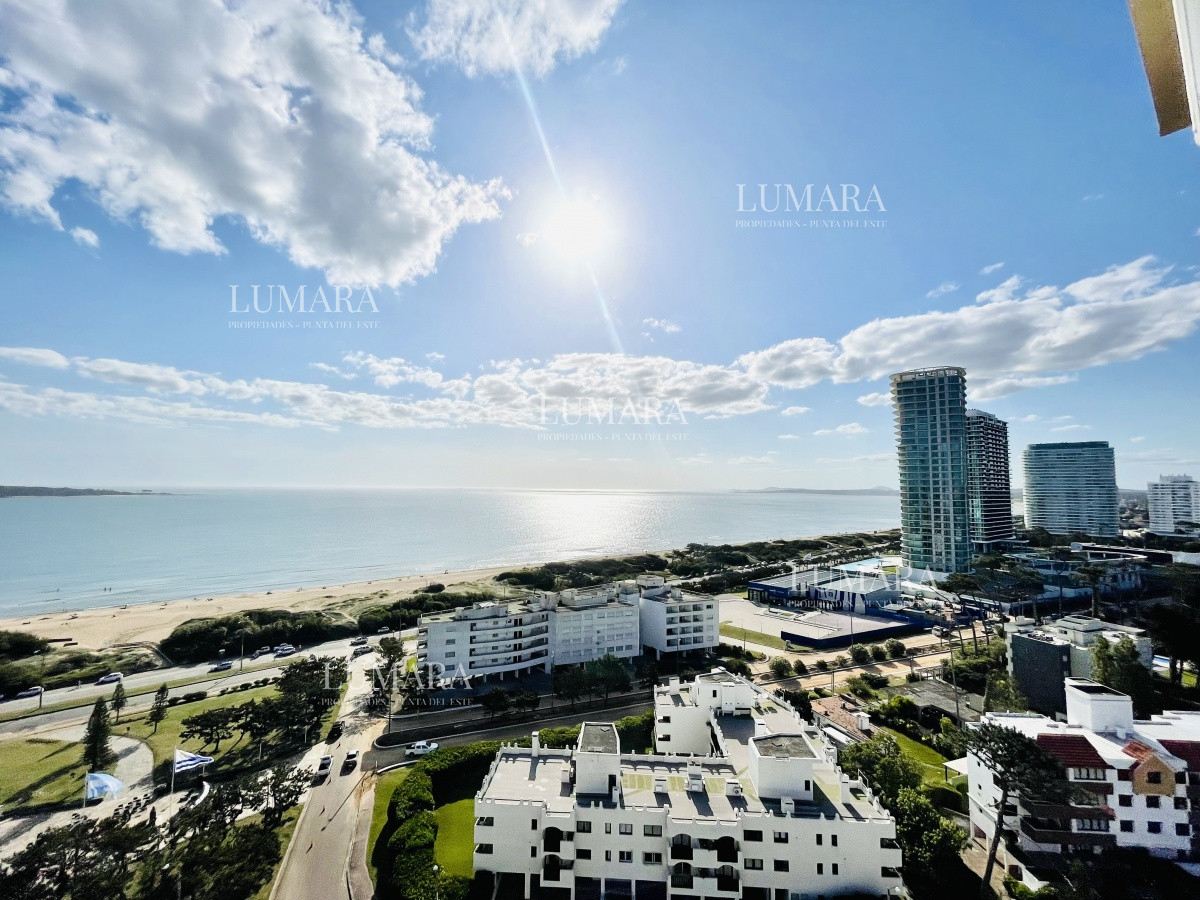 Apartamento ID.1385 - Venta de Excelente apartamento en alquiler temporario de tres dormitorios más dependencia de servicio, Playa Mansa, Punta del Este