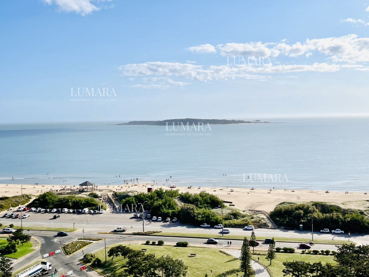 Apartamento ID.1385 - Venta de Excelente apartamento en alquiler temporario de tres dormitorios más dependencia de servicio, Playa Mansa, Punta del Este