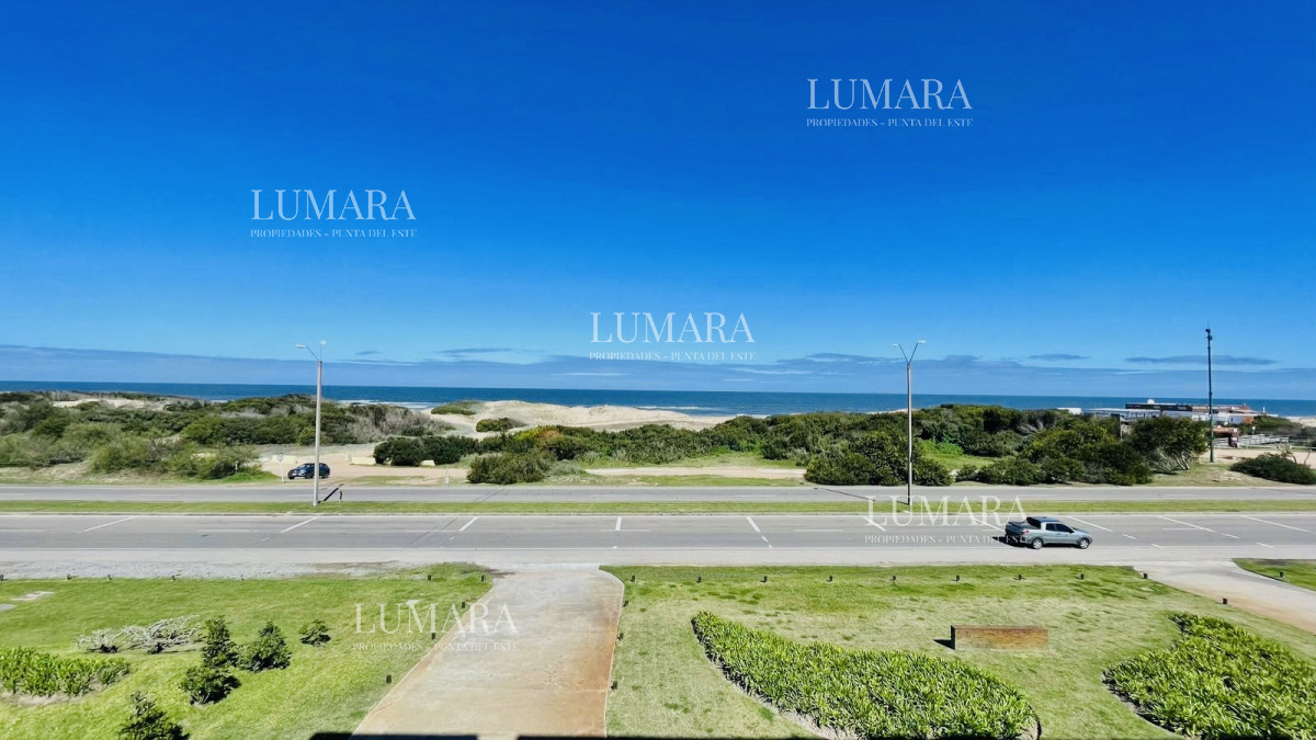 Apartamento ID.3143 - Apartamento de 3 Dormitorios en Primera Línea del Mar, Playa Brava Punta del Este