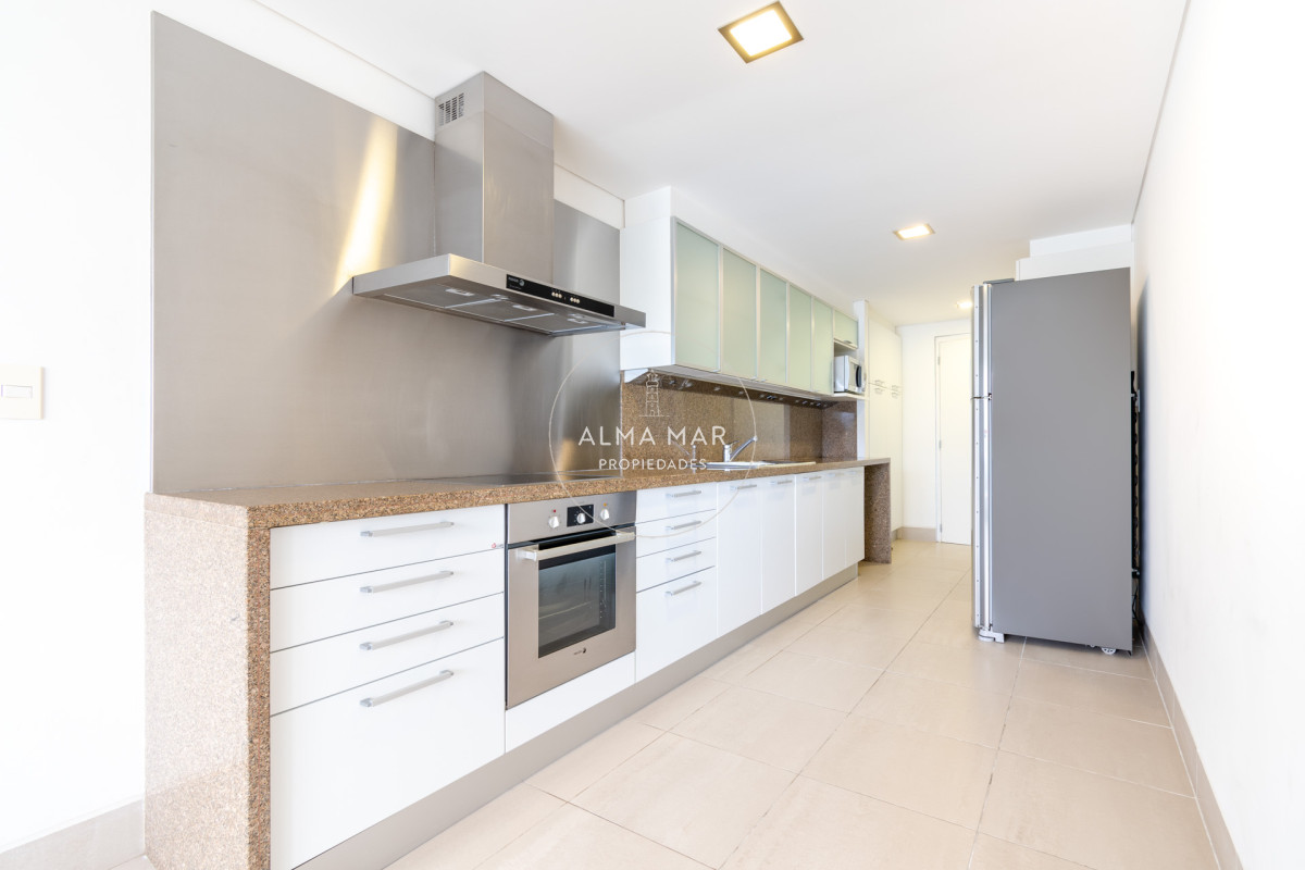 Apartamento ID.1099 - Venta y alquiler de departamento con tres dormitorios mas dependencia de servicio en torre Le Parc playa Brava, Punta del Este
