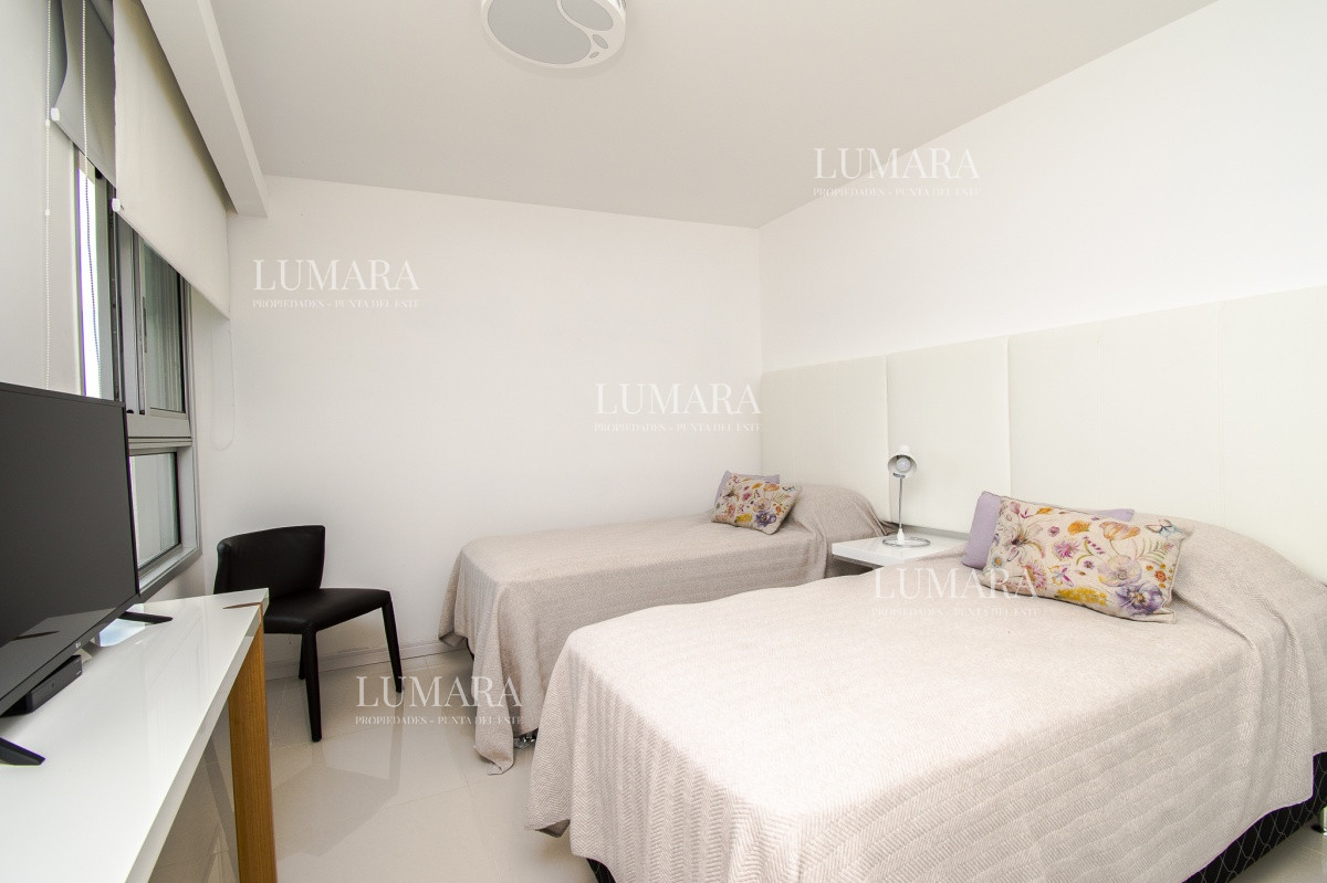 Apartamento ID.2467 - Apartamento de 3 Dormitorios + Dependencia y Parrillero en Frente a Playa Brava, Punta del Este