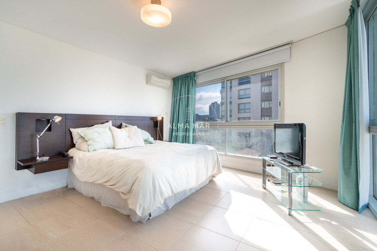 Apartamento ID.1099 - Venta y alquiler de departamento con tres dormitorios mas dependencia de servicio en torre Le Parc playa Brava, Punta del Este