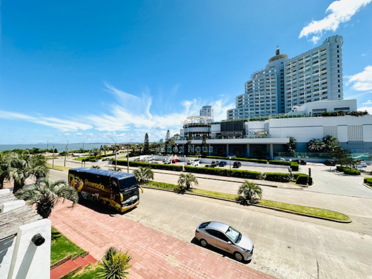 Apartamento ID.562 - Venta de apartamento de 3 dormitorios y 2 baños a metros del Mar en Playa Mansa
