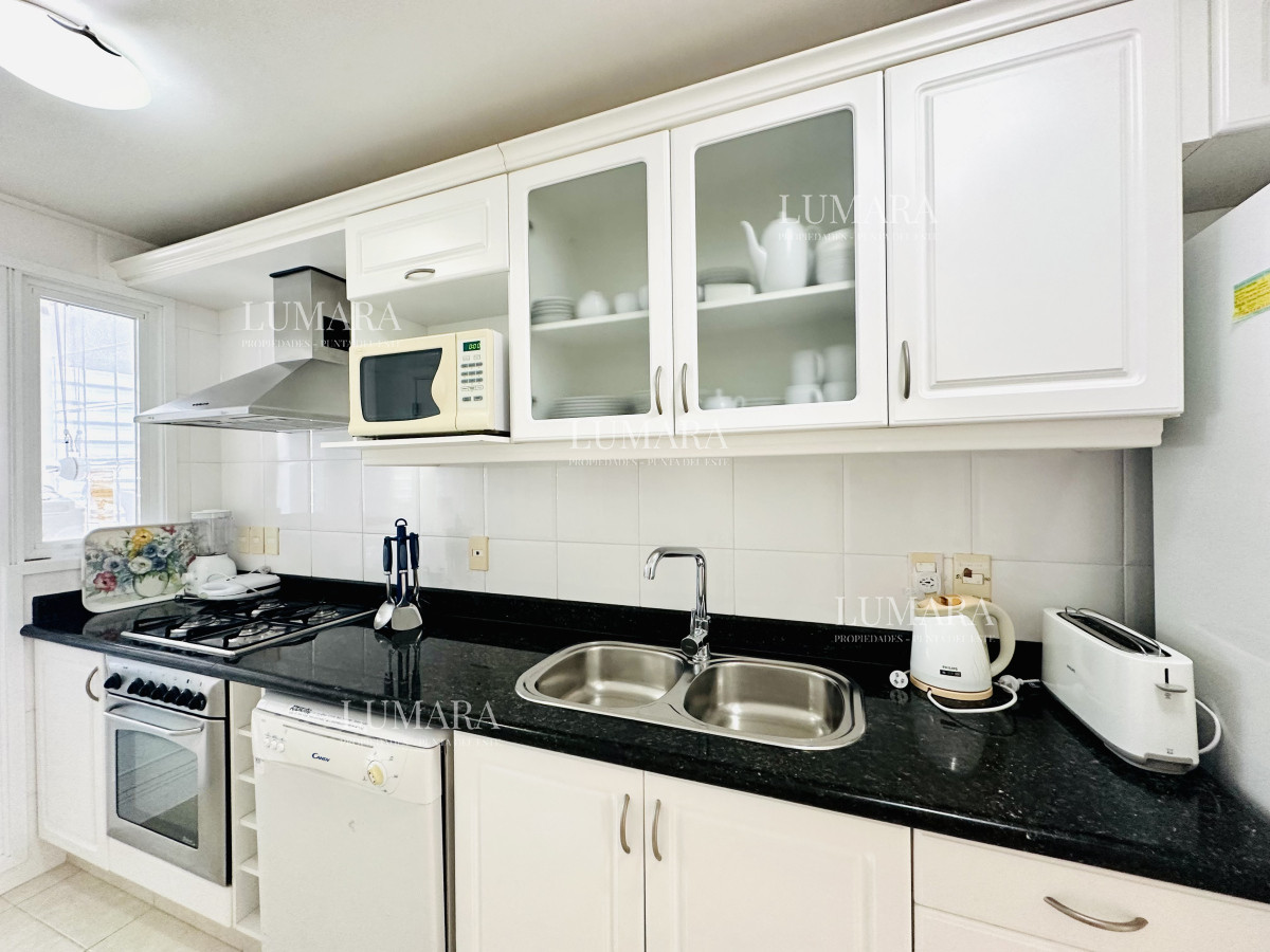 Apartamento ID.864 - Alquiler temporario de Apartamento de 2 suites sobre Playa Mansa, Primera Línea