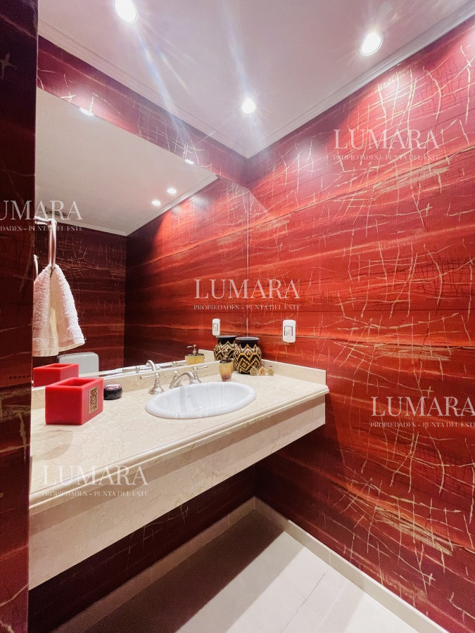 Apartamento ID.1385 - Venta de Excelente apartamento en alquiler temporario de tres dormitorios más dependencia de servicio, Playa Mansa, Punta del Este