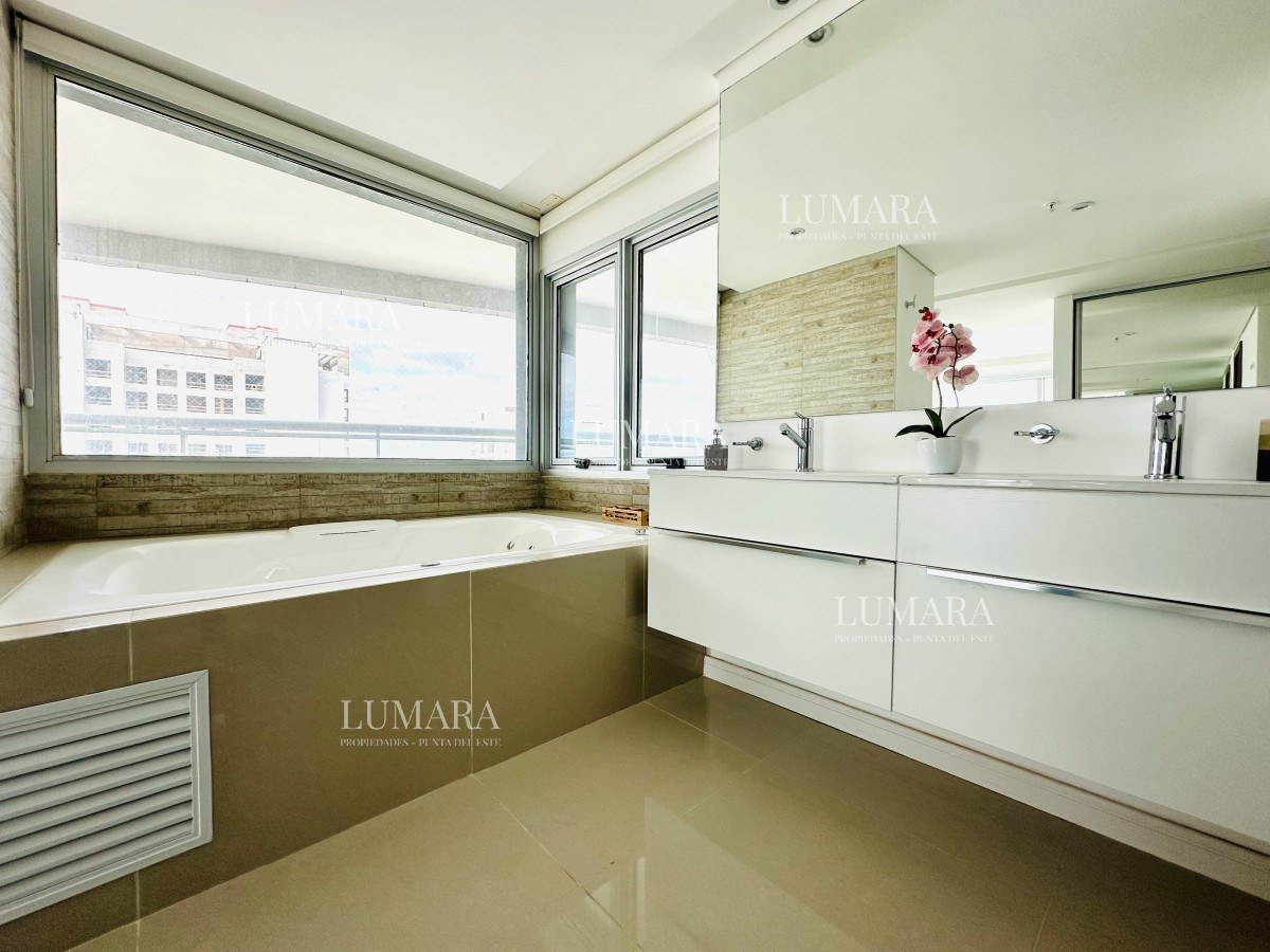 Apartamento ID.2687 - Venta de amplio penthouse con cuatro dormitorios más dependencia de servicio en torre premiun de Playa Brava, Punta del Este