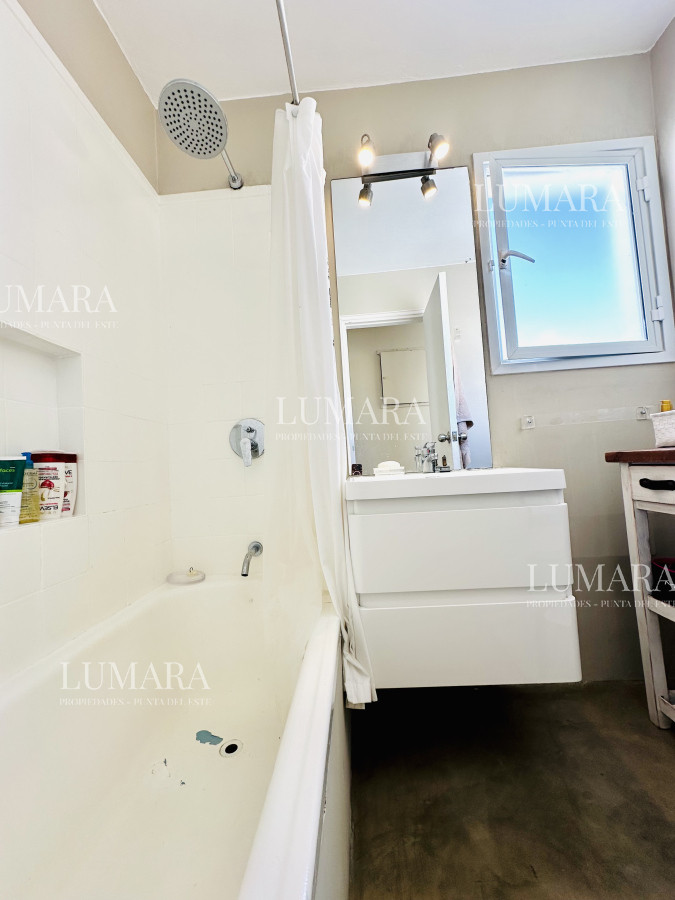 Apartamento ID.556 - Alquiler y venta de apartamento con vista al Mar en Península de 3 dormitorios más dependencia