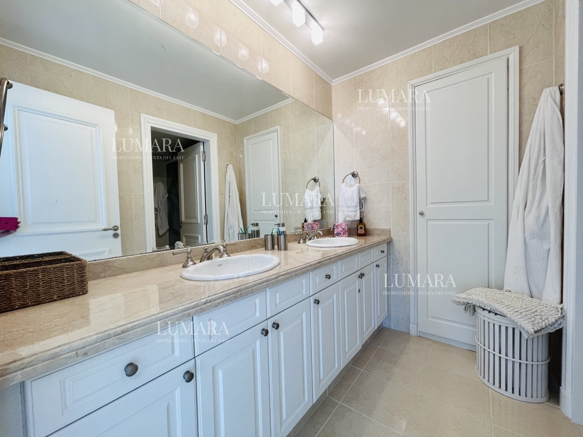 Apartamento ID.1385 - Venta de Excelente apartamento en alquiler temporario de tres dormitorios más dependencia de servicio, Playa Mansa, Punta del Este