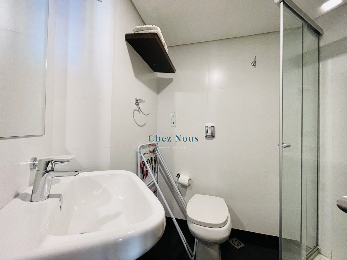 Apartamento ID.956 - Apartamento de 3 Dormitorios y Dependencia, con Parrillero y Vista al Mar en Playa Brava, Punta del Este 