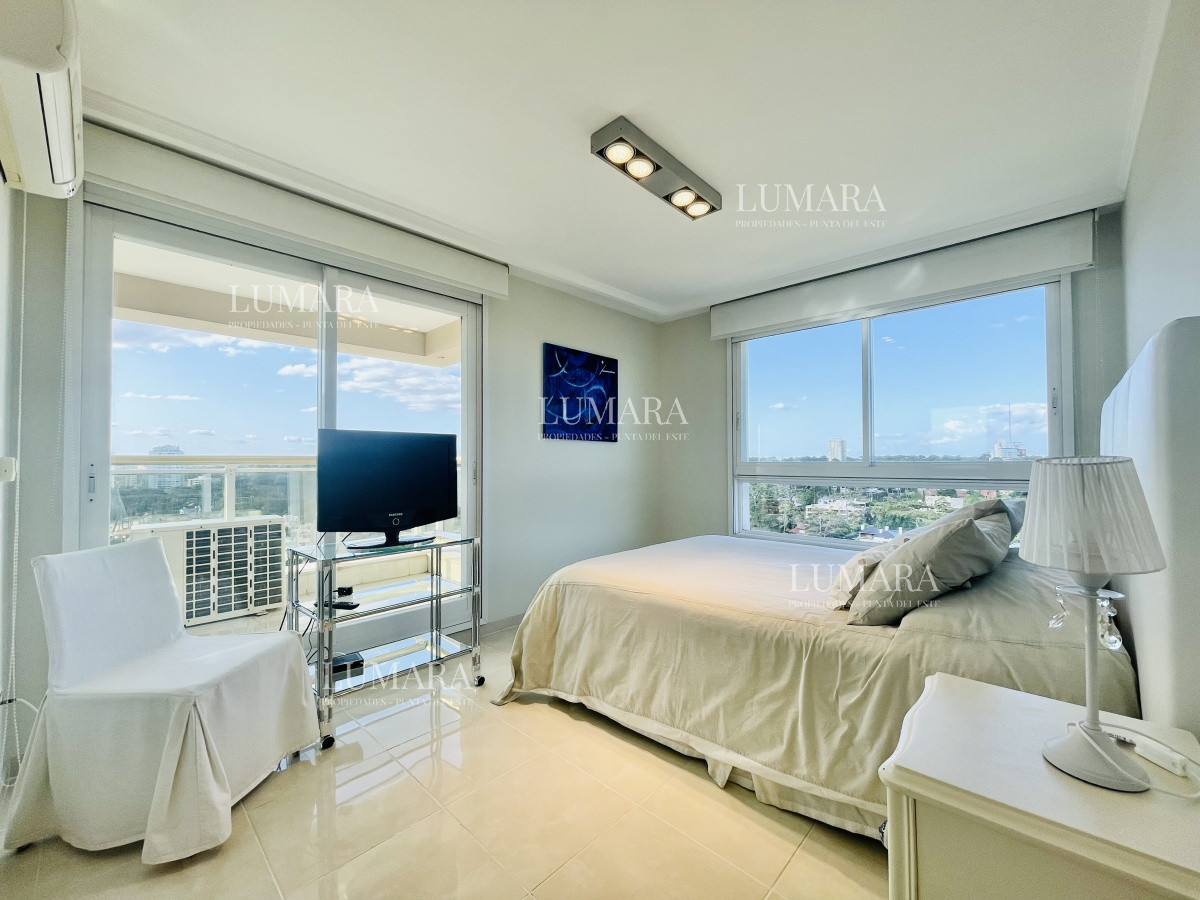 Apartamento ID.1385 - Venta de Excelente apartamento en alquiler temporario de tres dormitorios más dependencia de servicio, Playa Mansa, Punta del Este