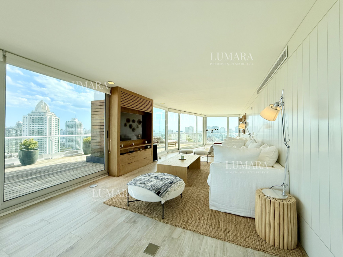 Apartamento ID.2949 - Apartamento Penthouse finamente decorado de 3 dormitorios con parrillero propio en venta, Roosevelt Brava, Punta del Este