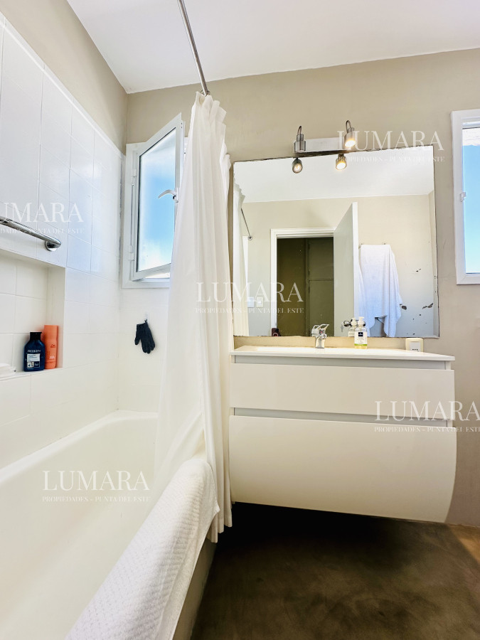 Apartamento ID.556 - Alquiler y venta de apartamento con vista al Mar en Península de 3 dormitorios más dependencia