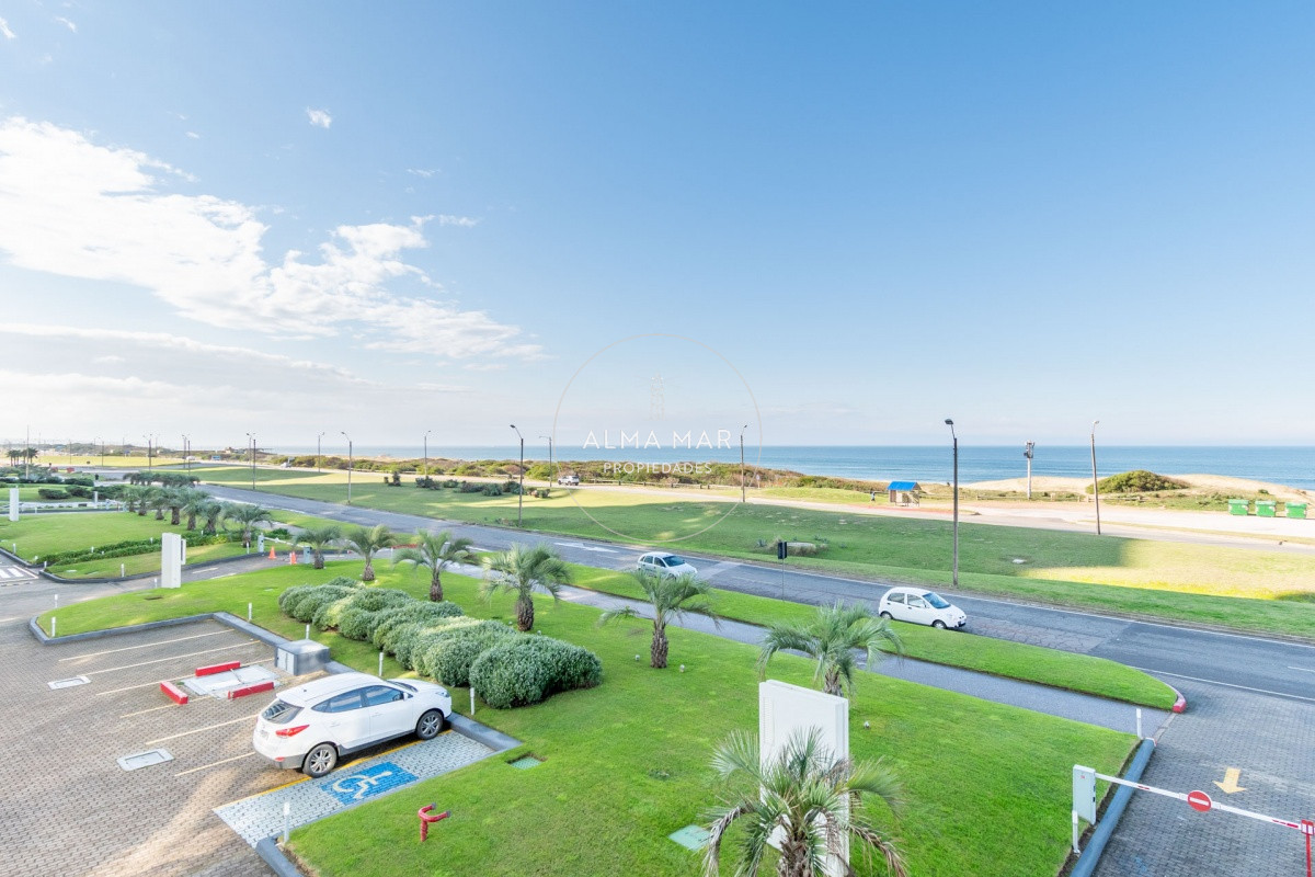 Apartamento ID.1099 - Venta y alquiler de departamento con tres dormitorios mas dependencia de servicio en torre Le Parc playa Brava, Punta del Este