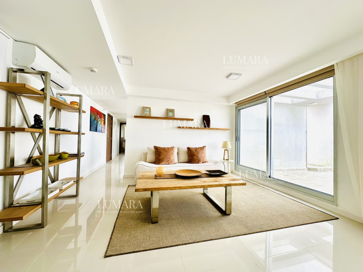 Apartamento ID.2687 - Venta de amplio penthouse con cuatro dormitorios más dependencia de servicio en torre premiun de Playa Brava, Punta del Este