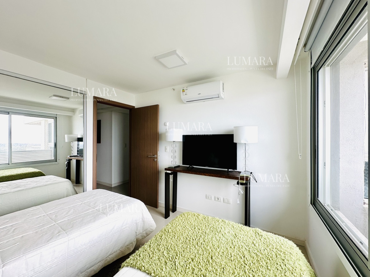 Apartamento ID.2687 - Venta de amplio penthouse con cuatro dormitorios más dependencia de servicio en torre premiun de Playa Brava, Punta del Este