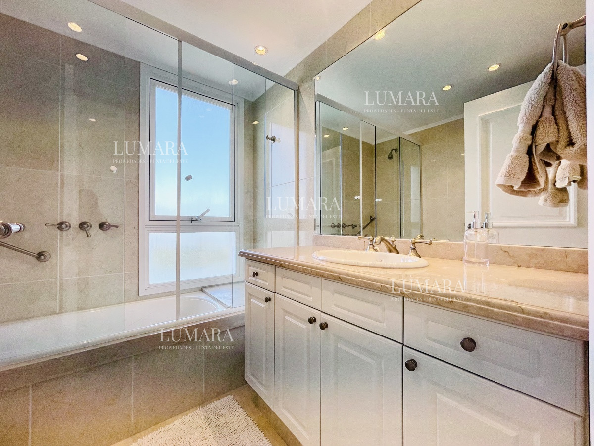 Apartamento ID.1385 - Venta de Excelente apartamento en alquiler temporario de tres dormitorios más dependencia de servicio, Playa Mansa, Punta del Este