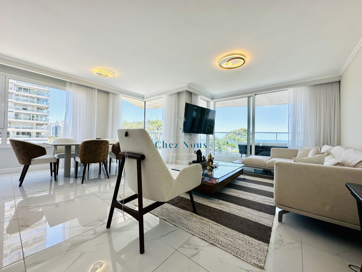 Apartamento ID.585 - Apartamento Frente al Mar de 3 Dormitorios y Dependencia en Playa Mansa, Punta del Este 
