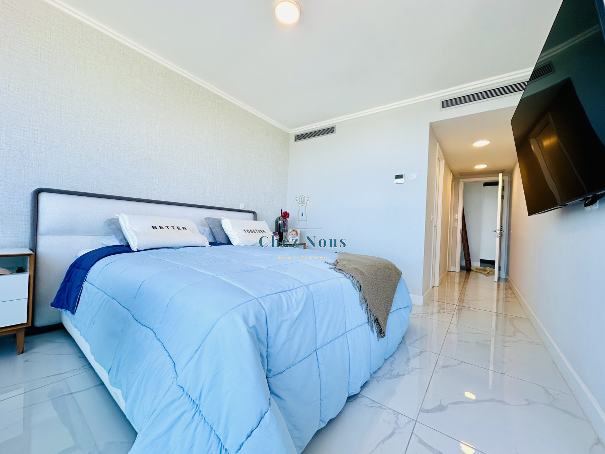 Apartamento ID.585 - Apartamento Frente al Mar de 3 Dormitorios y Dependencia en Playa Mansa, Punta del Este 