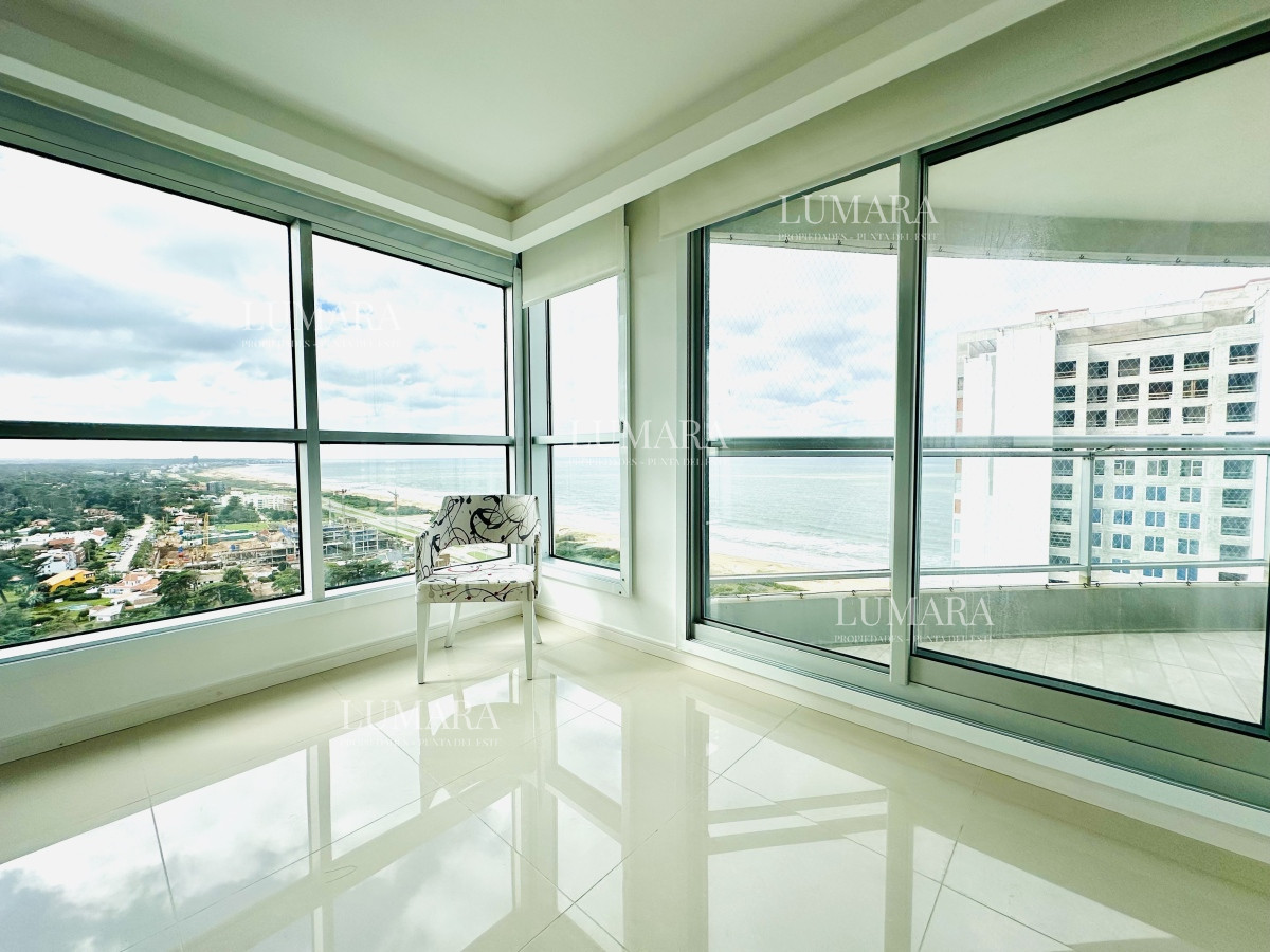 Apartamento ID.2687 - Venta de amplio penthouse con cuatro dormitorios más dependencia de servicio en torre premiun de Playa Brava, Punta del Este