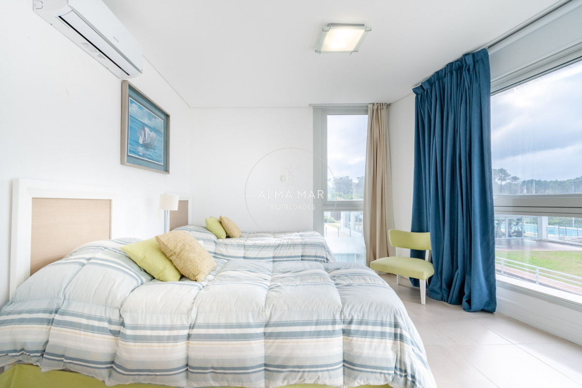 Apartamento ID.1099 - Venta y alquiler de departamento con tres dormitorios mas dependencia de servicio en torre Le Parc playa Brava, Punta del Este