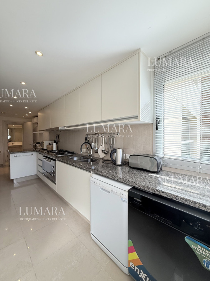 Apartamento ID.3189 - Venta de apartamento de 3 dormitorios sobre primera fila de Playa Brava, Punta del Este