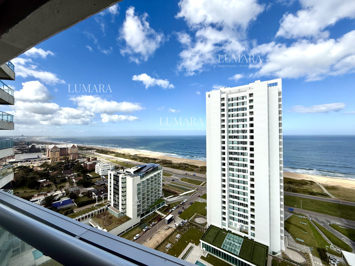 Apartamento ID.2467 - Apartamento de 3 Dormitorios + Dependencia y Parrillero en Frente a Playa Brava, Punta del Este