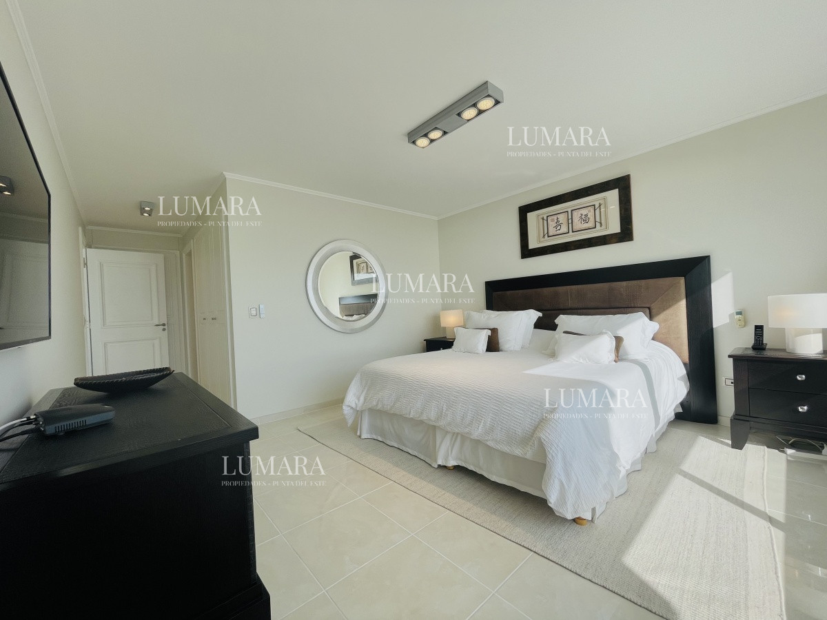 Apartamento ID.1385 - Venta de Excelente apartamento en alquiler temporario de tres dormitorios más dependencia de servicio, Playa Mansa, Punta del Este