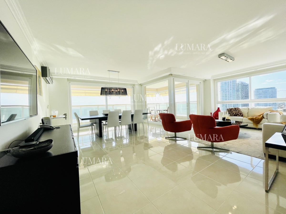 Apartamento ID.1385 - Venta de Excelente apartamento en alquiler temporario de tres dormitorios más dependencia de servicio, Playa Mansa, Punta del Este
