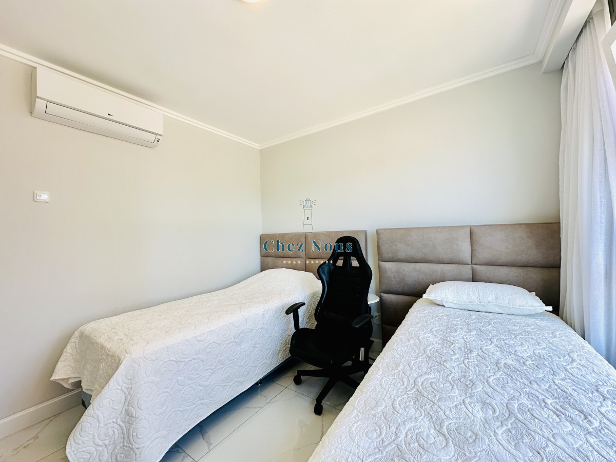 Apartamento ID.585 - Apartamento Frente al Mar de 3 Dormitorios y Dependencia en Playa Mansa, Punta del Este 