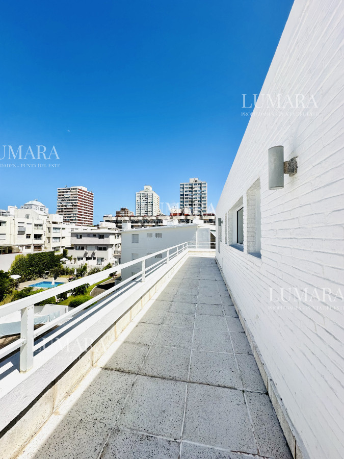 Apartamento ID.556 - Alquiler y venta de apartamento con vista al Mar en Península de 3 dormitorios más dependencia