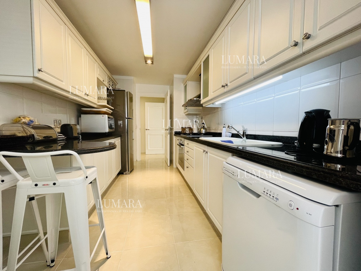 Apartamento ID.1385 - Venta de Excelente apartamento en alquiler temporario de tres dormitorios más dependencia de servicio, Playa Mansa, Punta del Este