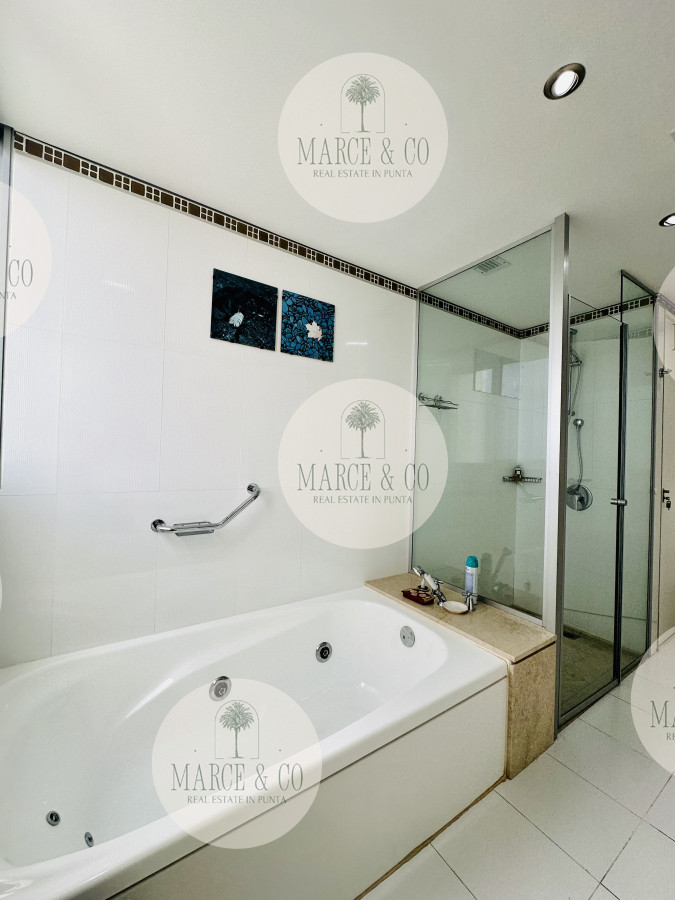 Apartamento ID.2198 - Oportunidad en Venta! Apartamento sobre playa Brava de 3 Dormitorios más Dependencia, Torre Le Parc