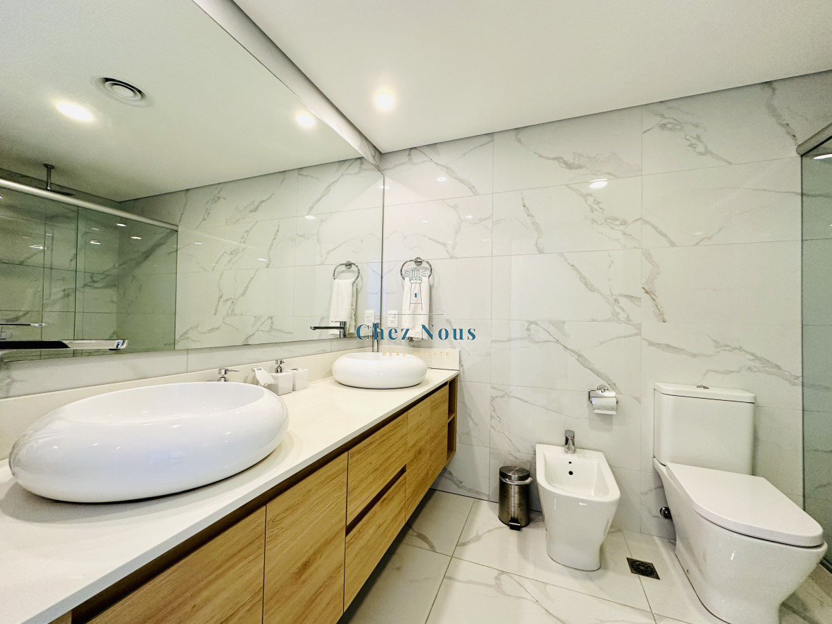 Apartamento ID.585 - Apartamento Frente al Mar de 3 Dormitorios y Dependencia en Playa Mansa, Punta del Este 
