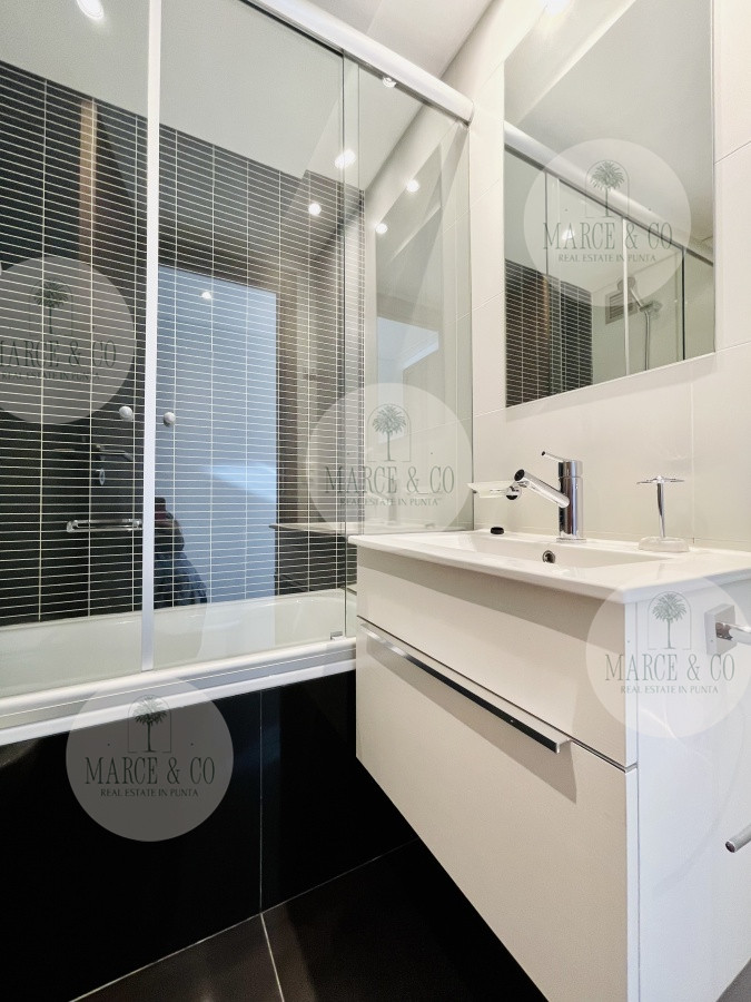 Apartamento ID.2430 - Apartamento de 2 Dormitorios y Parrillero con Vista al Mar en Playa Brava, Look Tower