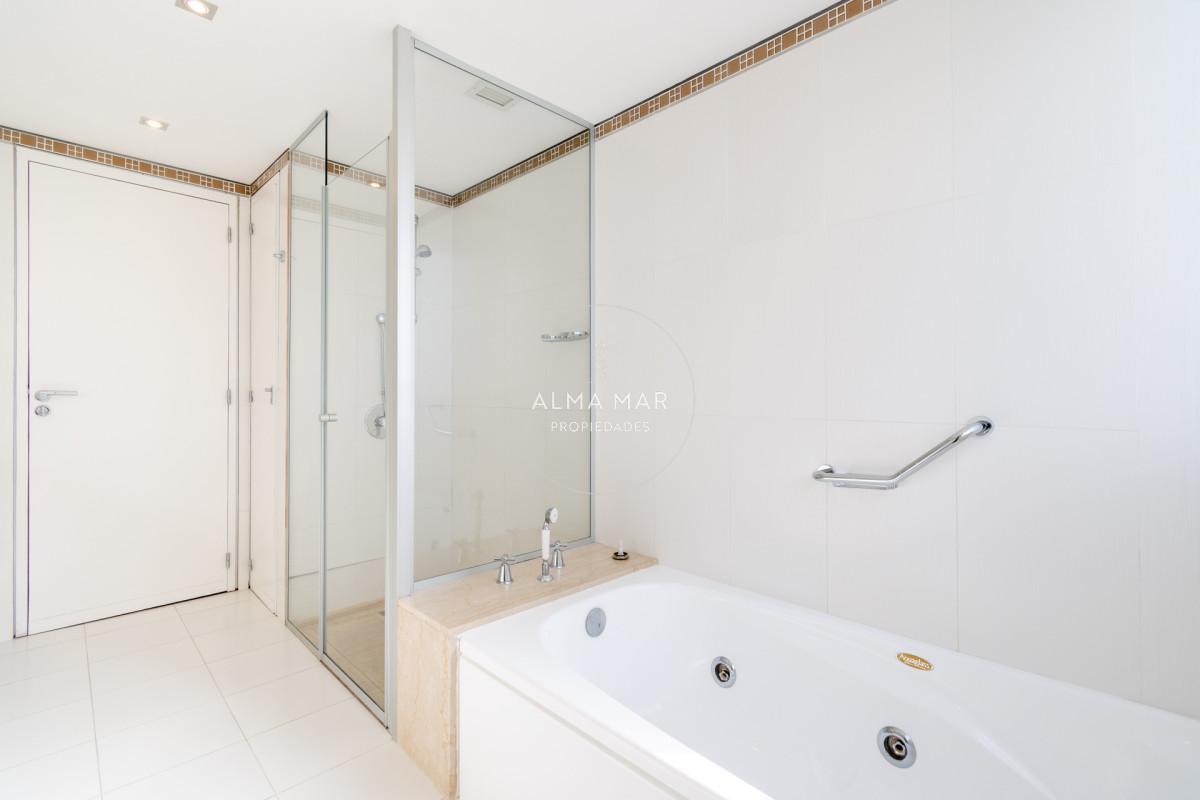 Apartamento ID.1099 - Venta y alquiler de departamento con tres dormitorios mas dependencia de servicio en torre Le Parc playa Brava, Punta del Este