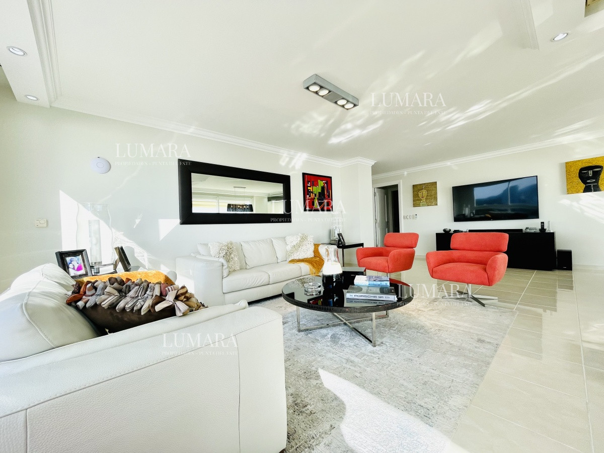 Apartamento ID.1385 - Venta de Excelente apartamento en alquiler temporario de tres dormitorios más dependencia de servicio, Playa Mansa, Punta del Este