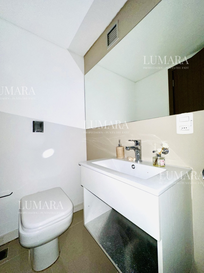 Apartamento ID.2687 - Venta de amplio penthouse con cuatro dormitorios más dependencia de servicio en torre premiun de Playa Brava, Punta del Este