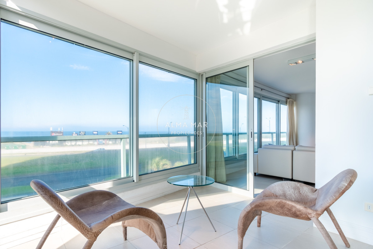 Apartamento ID.1099 - Venta y alquiler de departamento con tres dormitorios mas dependencia de servicio en torre Le Parc playa Brava, Punta del Este