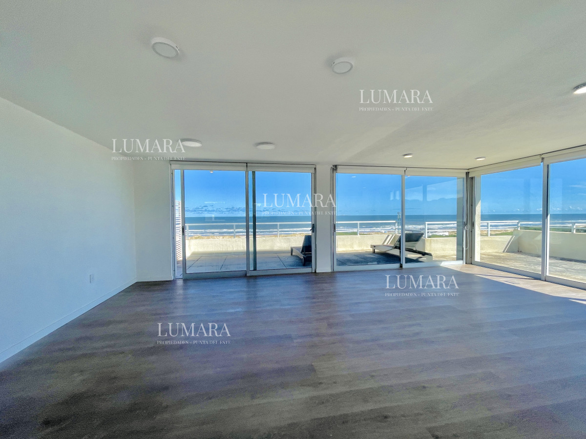 Apartamento ID.2685 - Penthouse de 3 Dormitorios en Primera Línea del Mar, Playa Brava Punta del Este