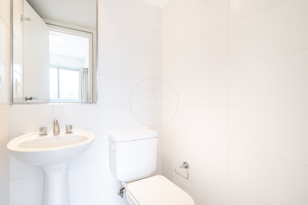 Apartamento ID.1099 - Venta y alquiler de departamento con tres dormitorios mas dependencia de servicio en torre Le Parc playa Brava, Punta del Este