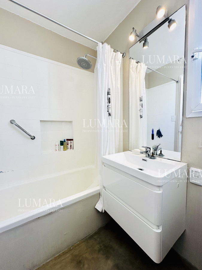 Apartamento ID.556 - Alquiler y venta de apartamento con vista al Mar en Península de 3 dormitorios más dependencia