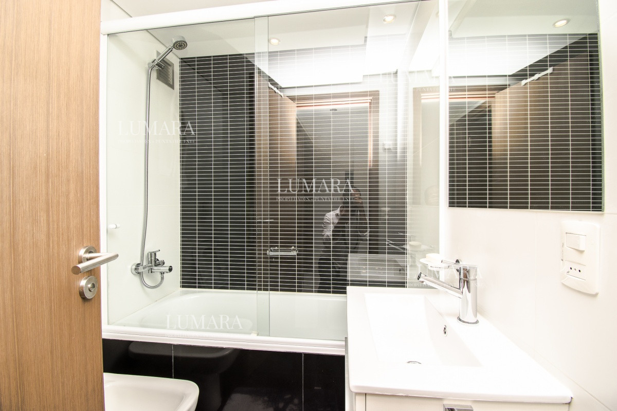 Apartamento ID.2467 - Apartamento de 3 Dormitorios + Dependencia y Parrillero en Frente a Playa Brava, Punta del Este