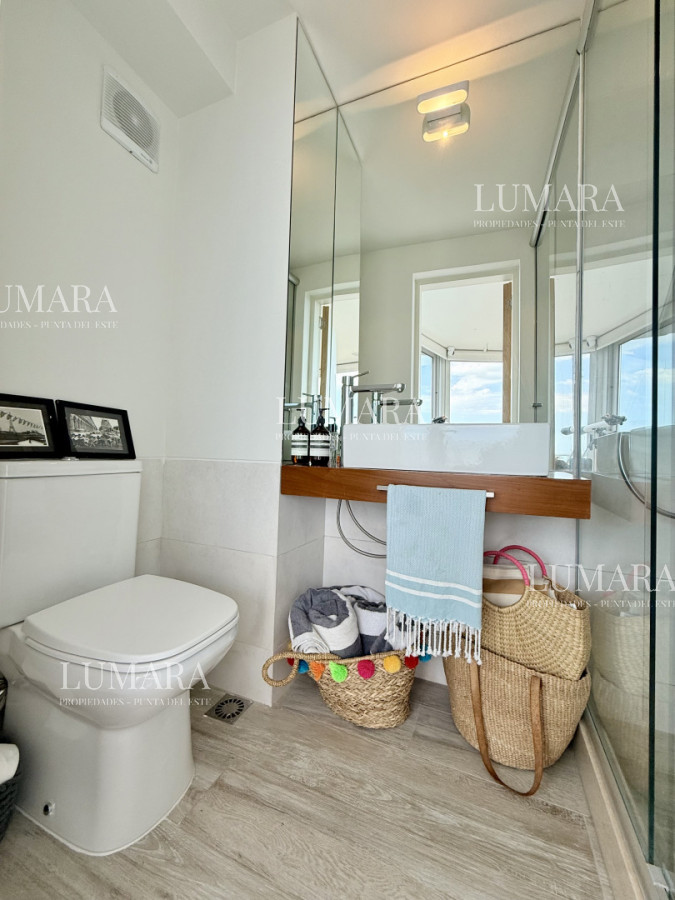 Apartamento ID.2949 - Apartamento Penthouse finamente decorado de 3 dormitorios con parrillero propio en venta, Roosevelt Brava, Punta del Este