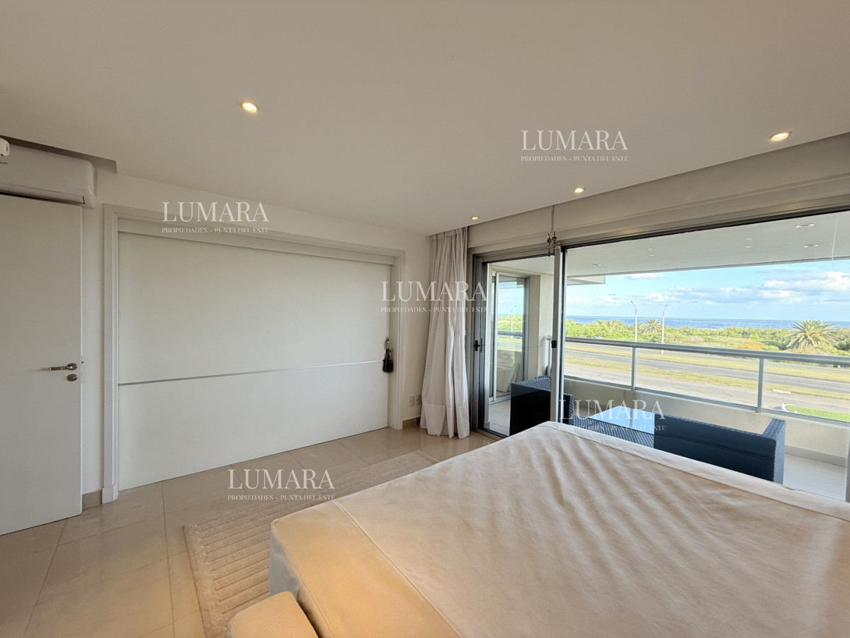 Apartamento ID.3189 - Venta de apartamento de 3 dormitorios sobre primera fila de Playa Brava, Punta del Este