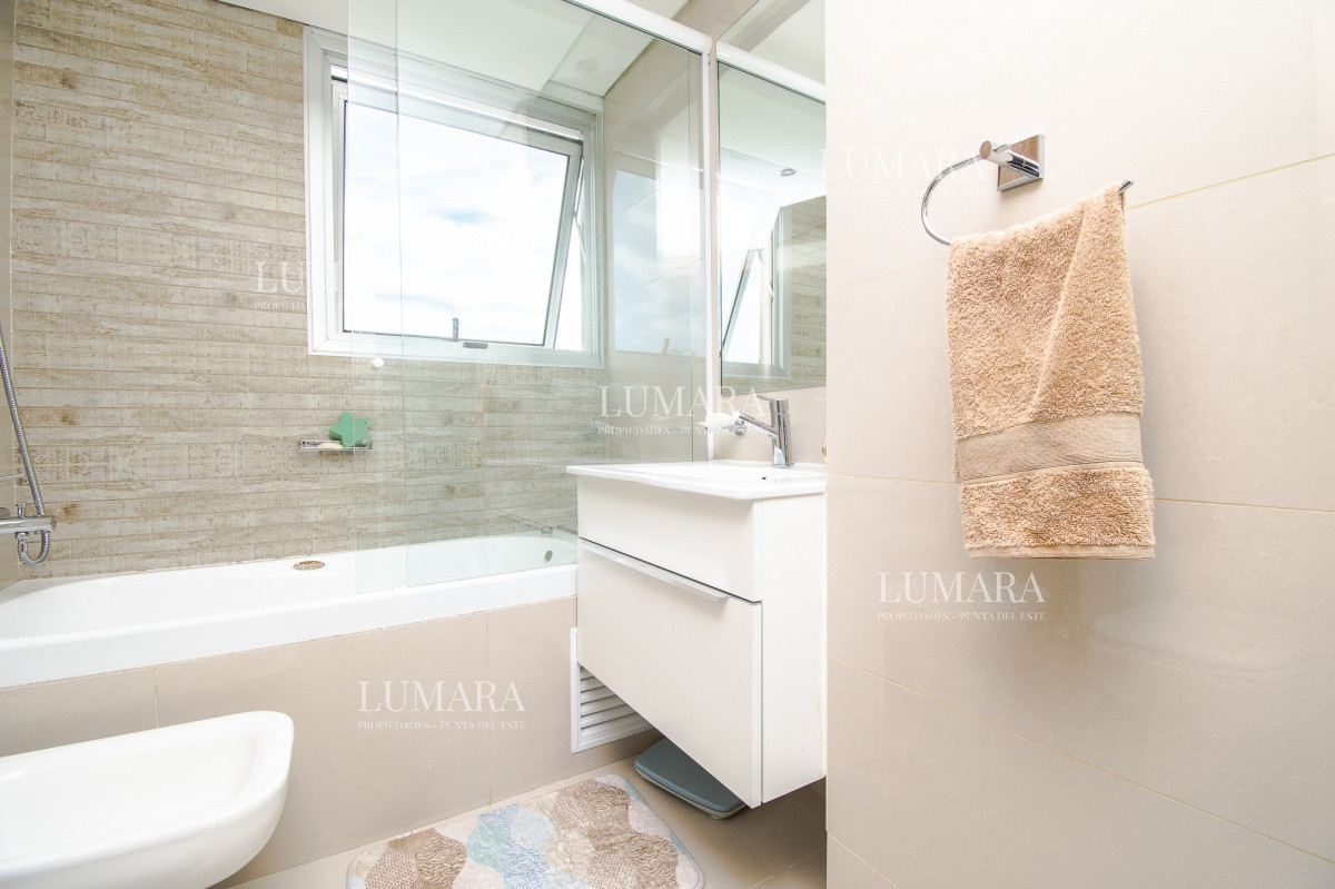 Apartamento ID.2467 - Apartamento de 3 Dormitorios + Dependencia y Parrillero en Frente a Playa Brava, Punta del Este