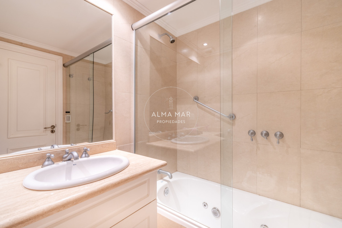 Apartamento ID.1127 - Moderno Apartamento de 3 Dormitorios a Pocas Cuadras del Mar En Venta, Playa Brava