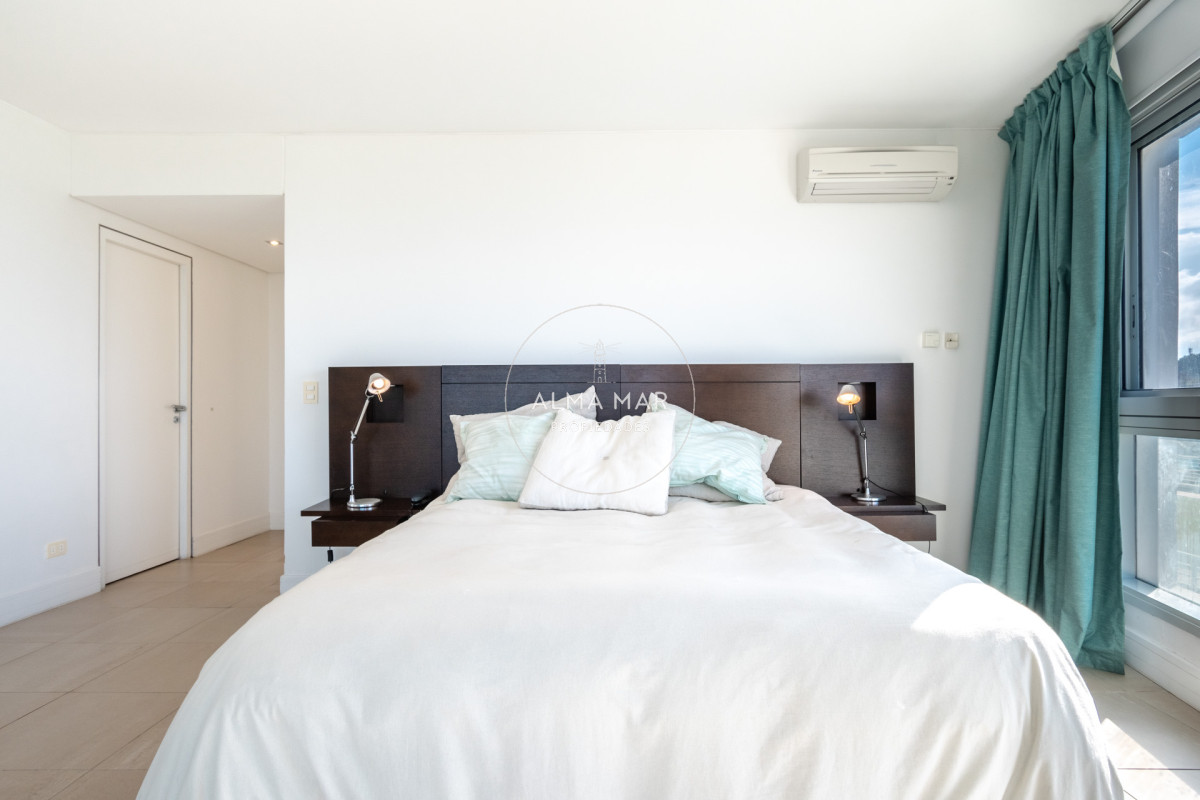 Apartamento ID.1099 - Venta y alquiler de departamento con tres dormitorios mas dependencia de servicio en torre Le Parc playa Brava, Punta del Este