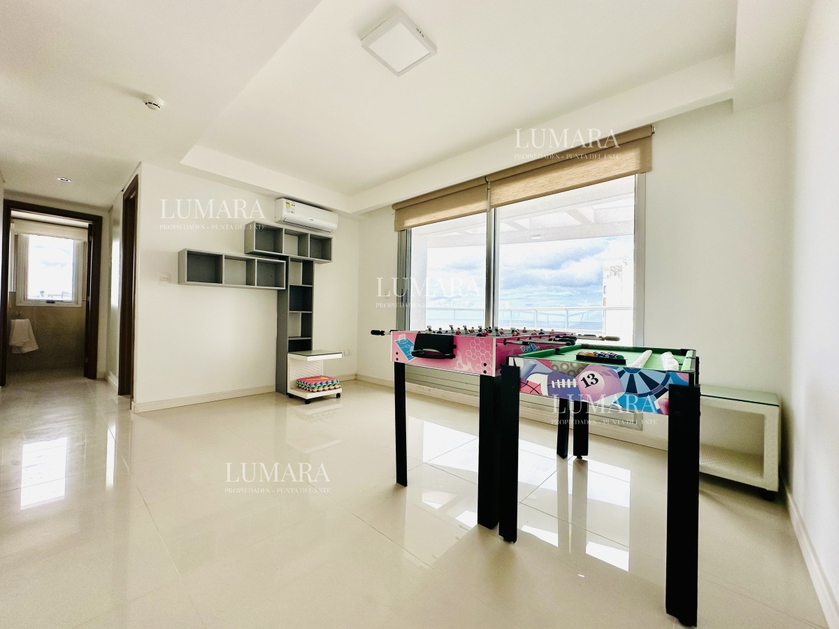 Apartamento ID.2687 - Venta de amplio penthouse con cuatro dormitorios más dependencia de servicio en torre premiun de Playa Brava, Punta del Este