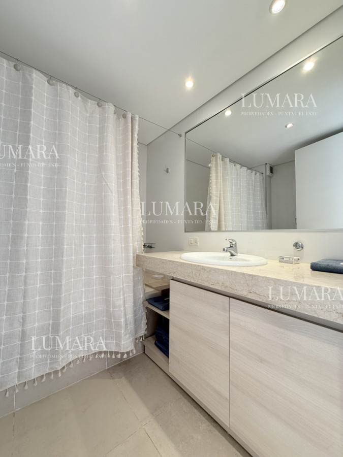 Apartamento ID.3189 - Venta de apartamento de 3 dormitorios sobre primera fila de Playa Brava, Punta del Este